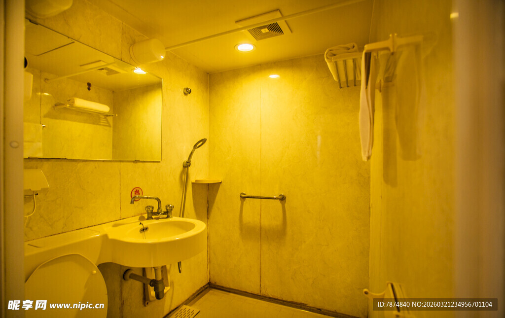 温馨黄色调卫生间场景