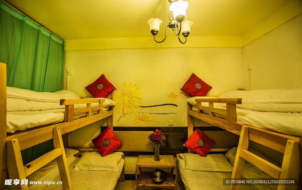 温馨双层床宿舍内景