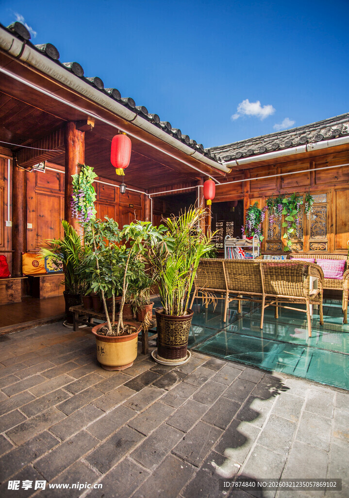 中式庭院中的泳池休闲区