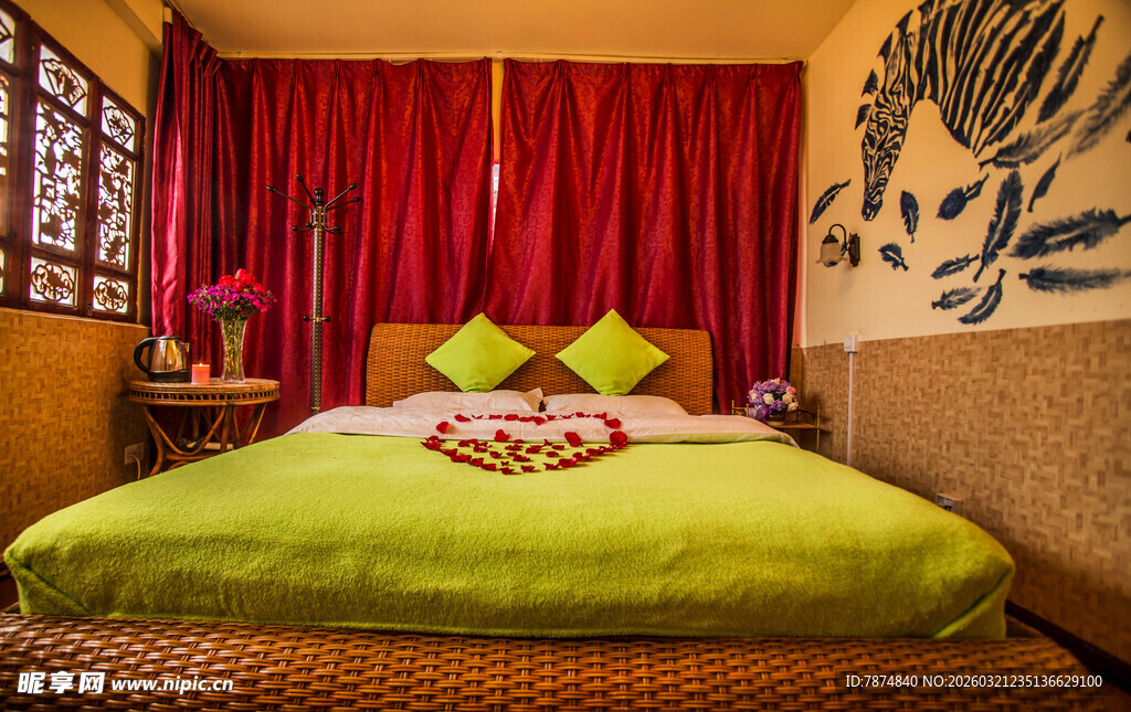 温馨卧室 绿色床铺显舒适