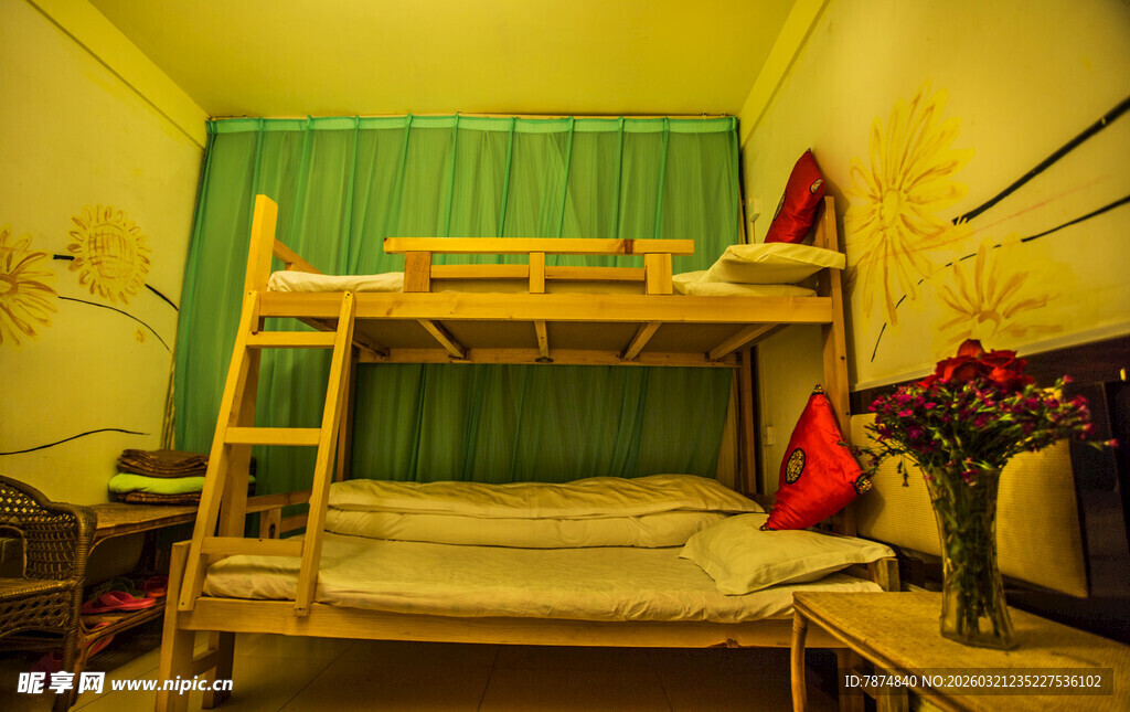 温馨双层床宿舍场景