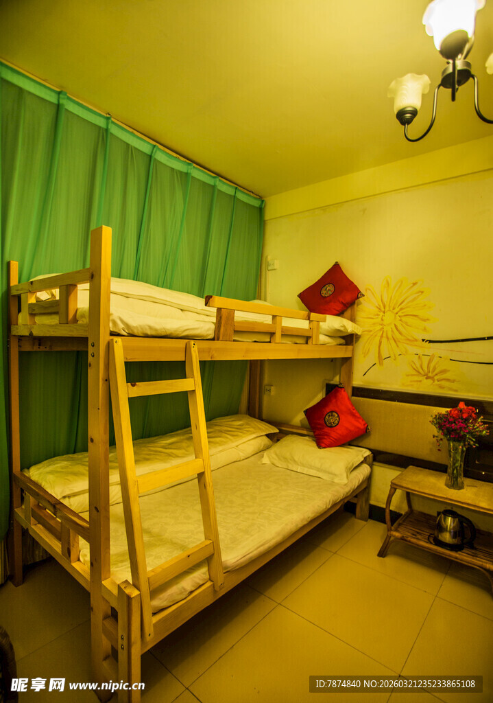 温馨双层床宿舍内景