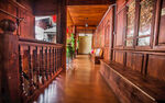 古雅木质走廊室内景致