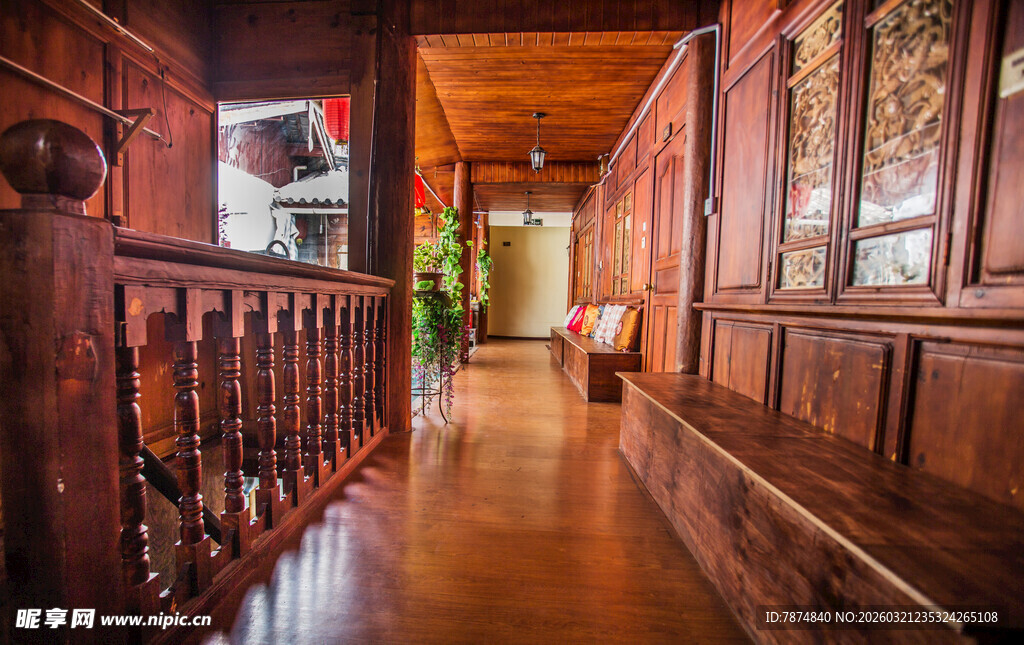 古雅木质走廊室内景致