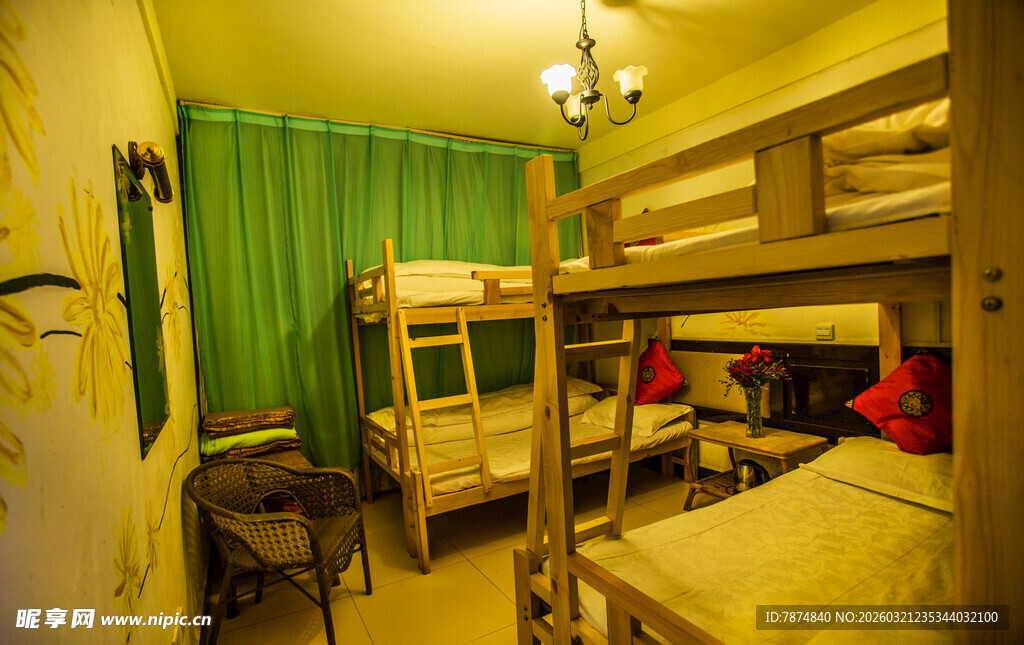 温馨双层床宿舍内景
