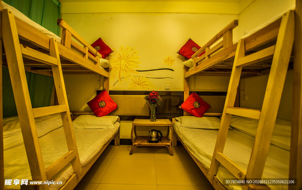 温馨双层床宿舍空间