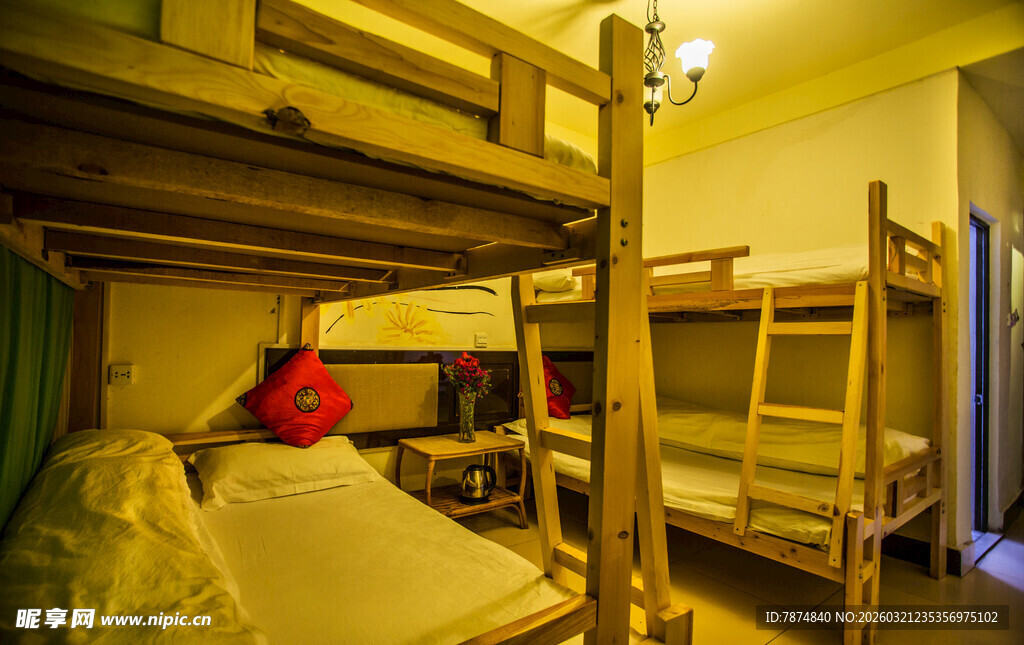 温馨宿舍上下铺场景