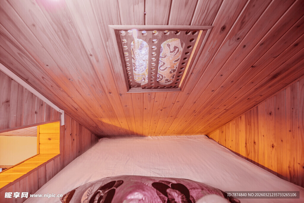 木质桑拿房内的放松时刻