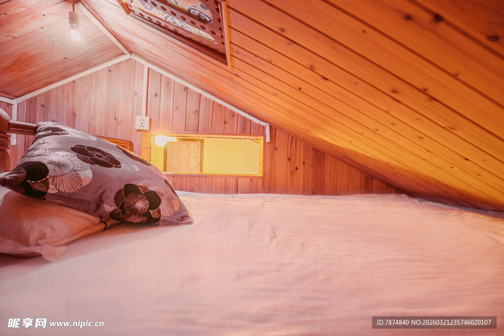 阁楼卧室温馨静谧一角