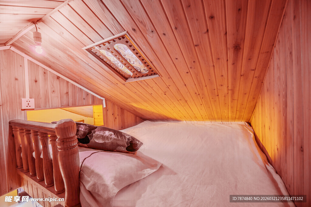 木质阁楼卧室温馨一角