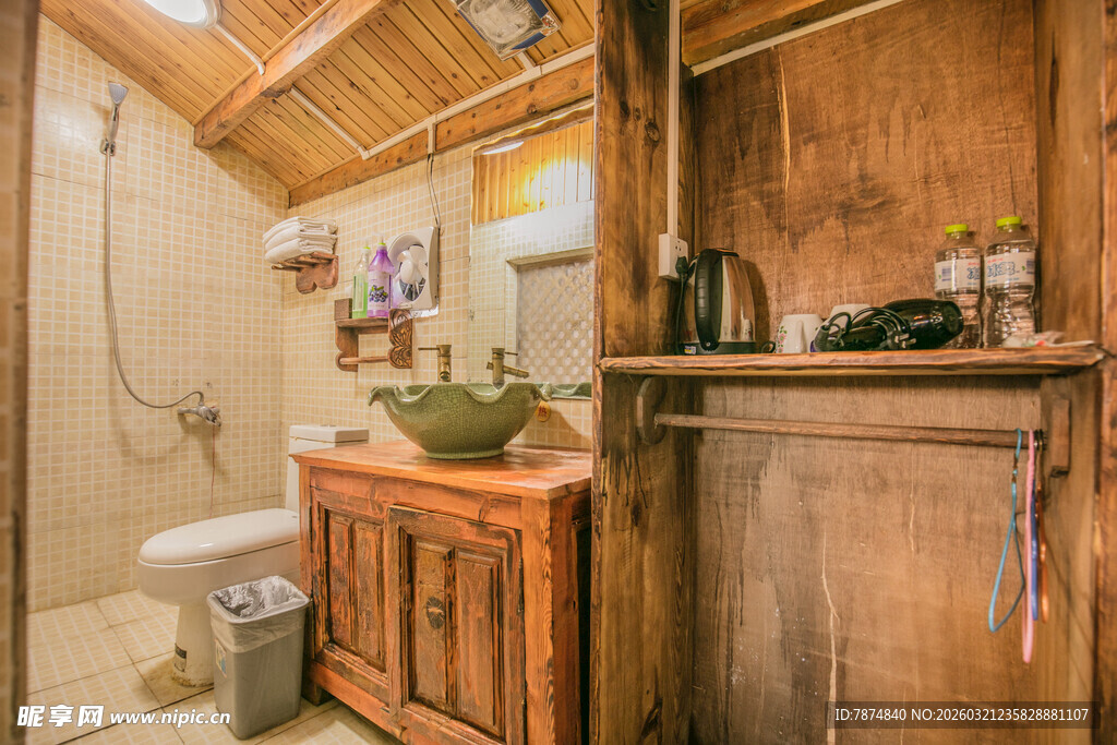 复古木质浴室一角