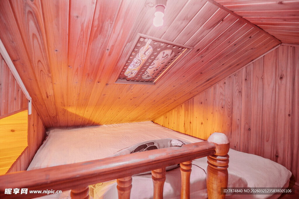 木质阁楼楼梯温馨一角