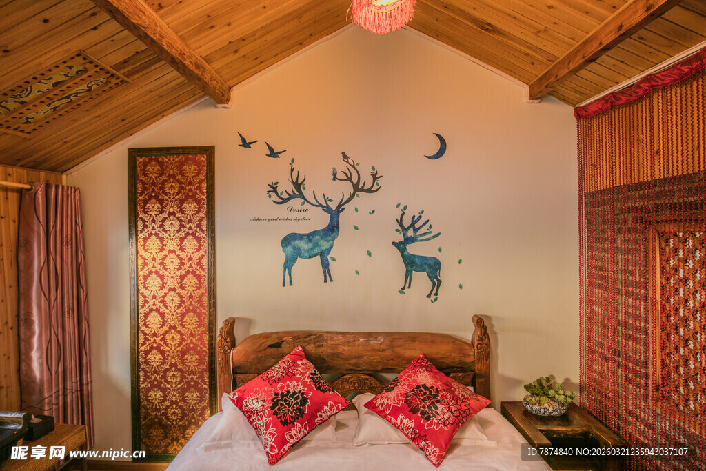 温馨木屋卧室 麋鹿墙饰点缀