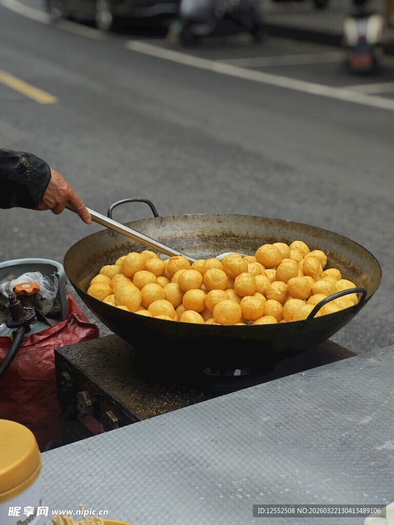 街头现炸金黄小丸子