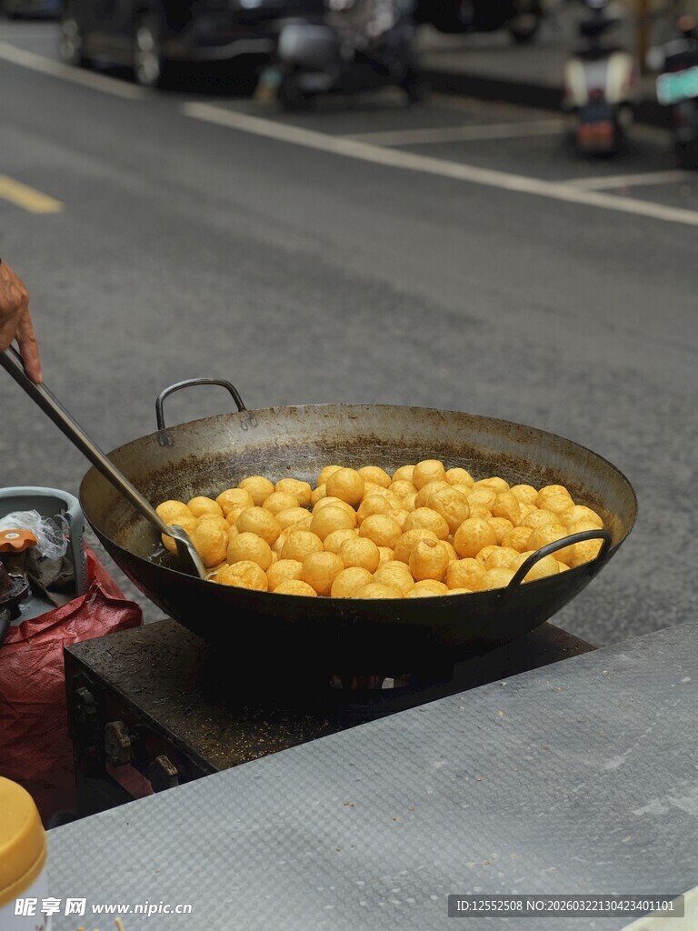 街头现炸金黄小丸子