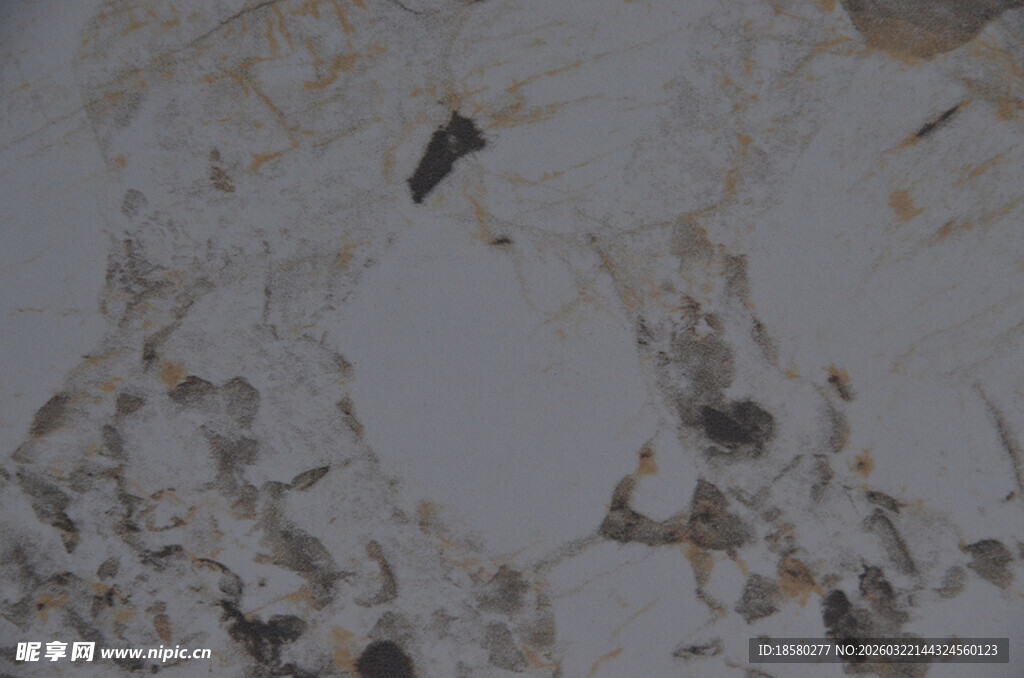 斑驳纹理的石材表面