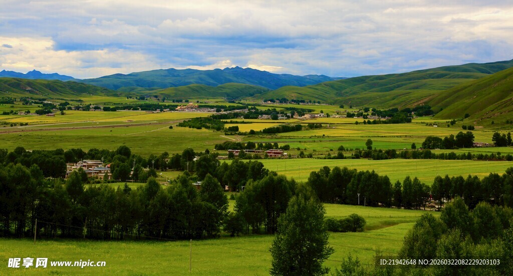 广袤绿野间的壮美山川景色
