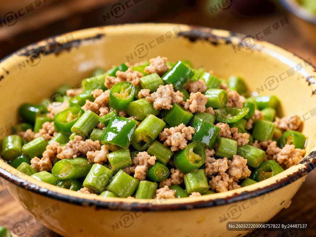 鲜豆角粒、青辣椒粒一起炒肉沫