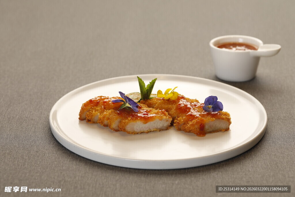 精致摆盘的美味烤鸡肉