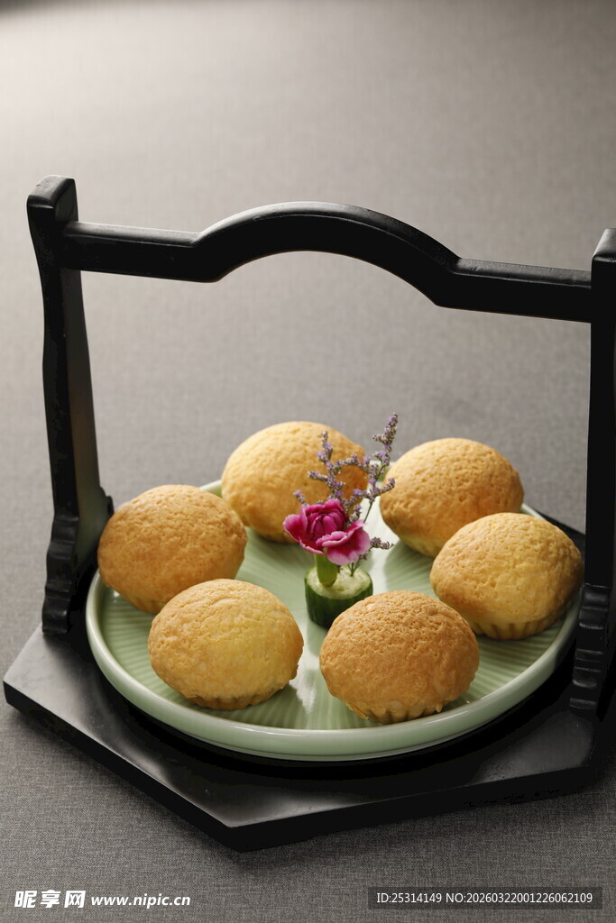 中式点心摆于精致盘中