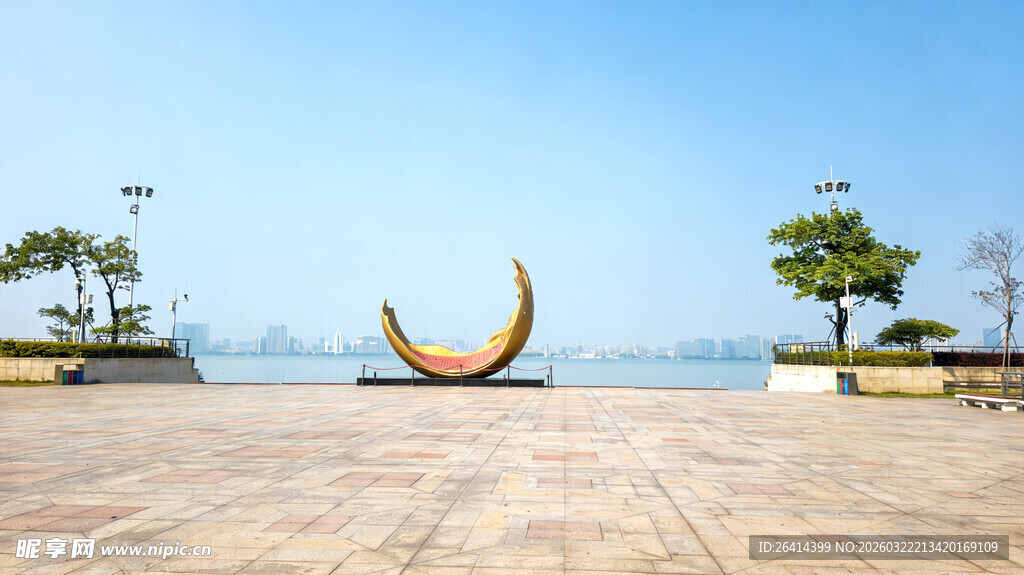 广场上的弧形艺术雕塑