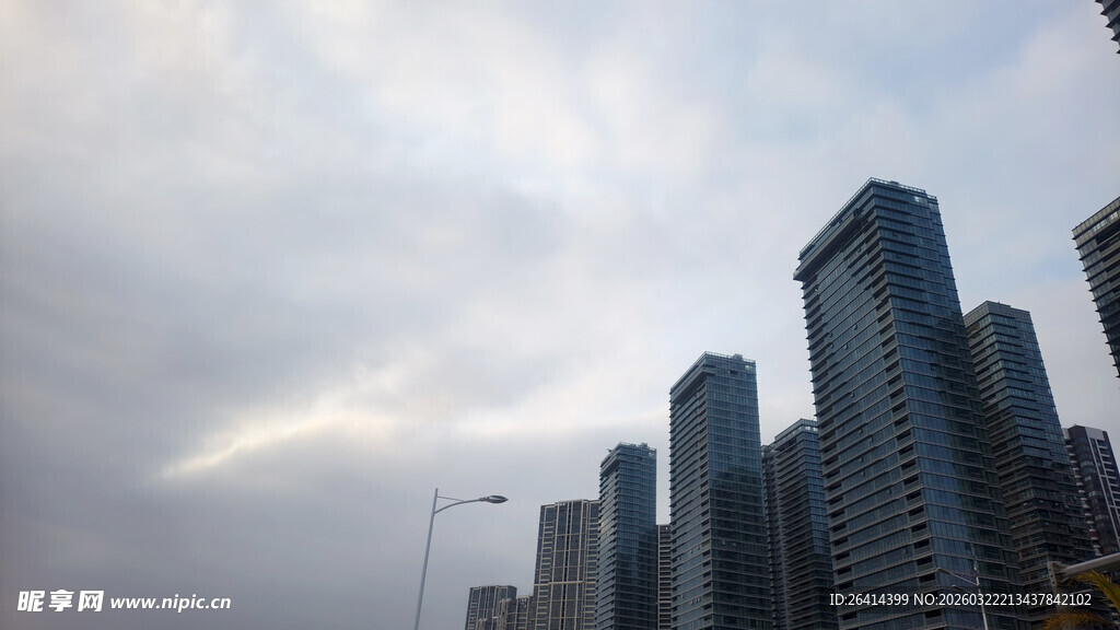 城市天际线高楼耸入云端