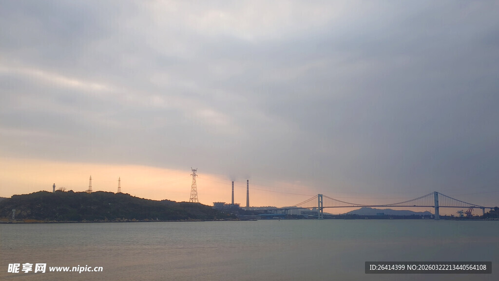 黄昏下的海面与远处风车