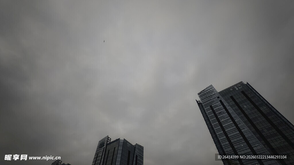 阴天中的高楼大厦
