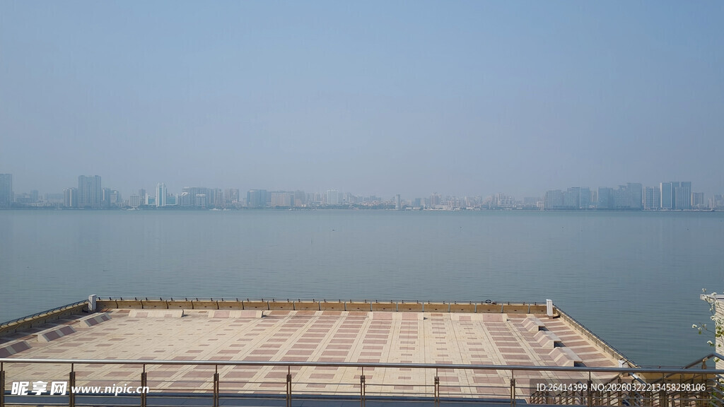 湖畔平台开阔水域景致