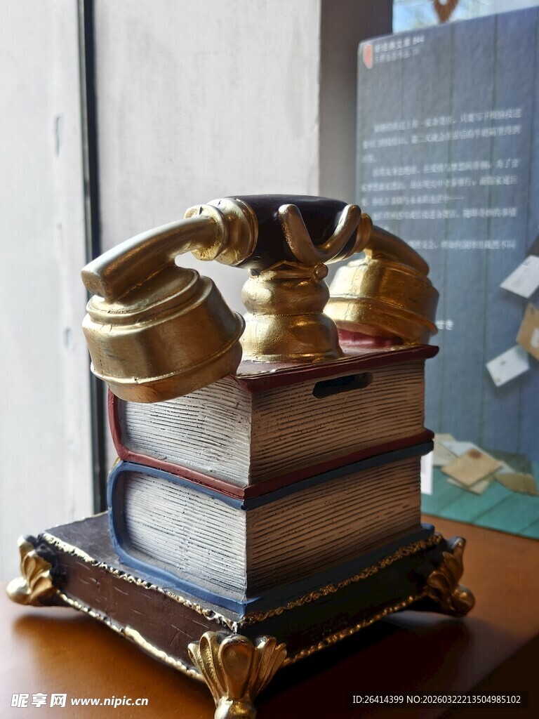 复古电话摆件置于书籍之上