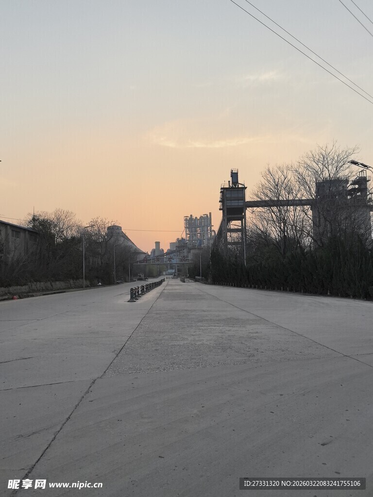 冬日空旷道路黄昏景象