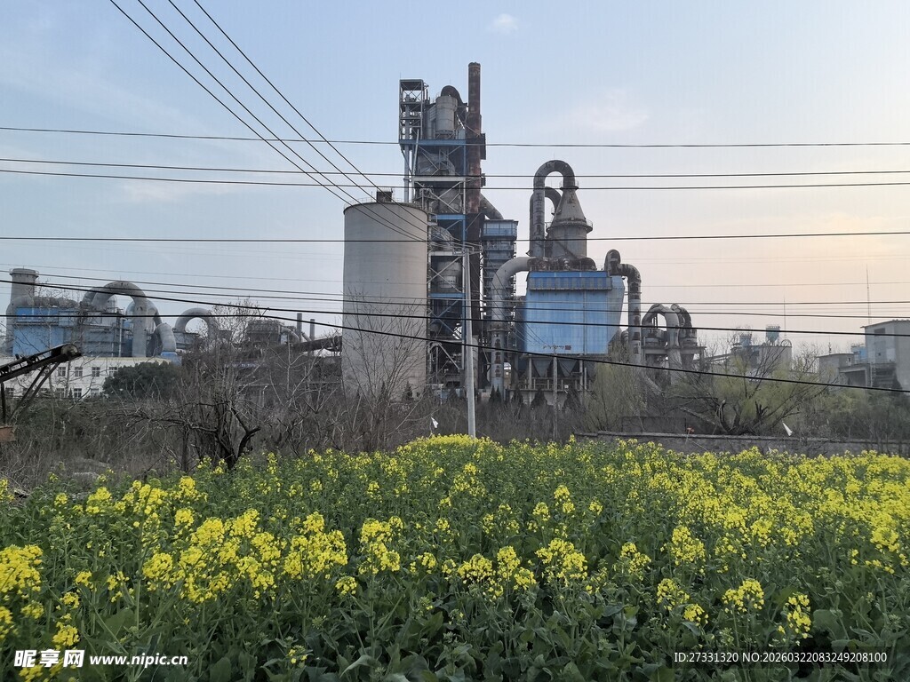 田野边的工业设施