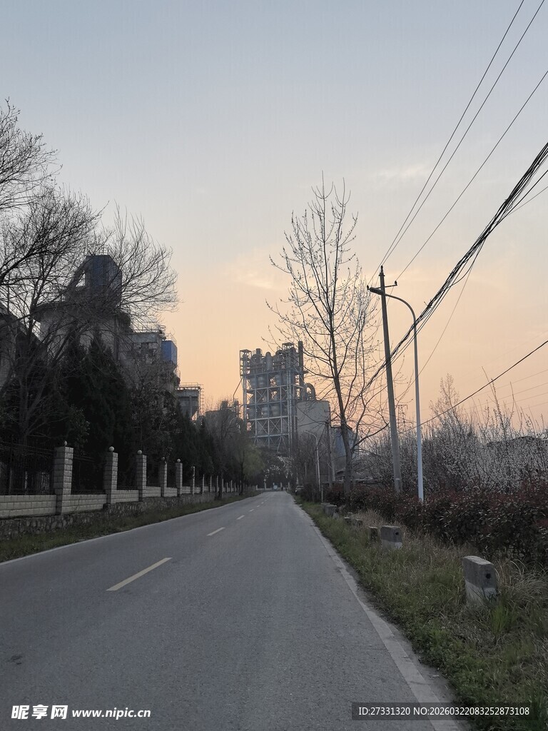 黄昏乡间公路景象