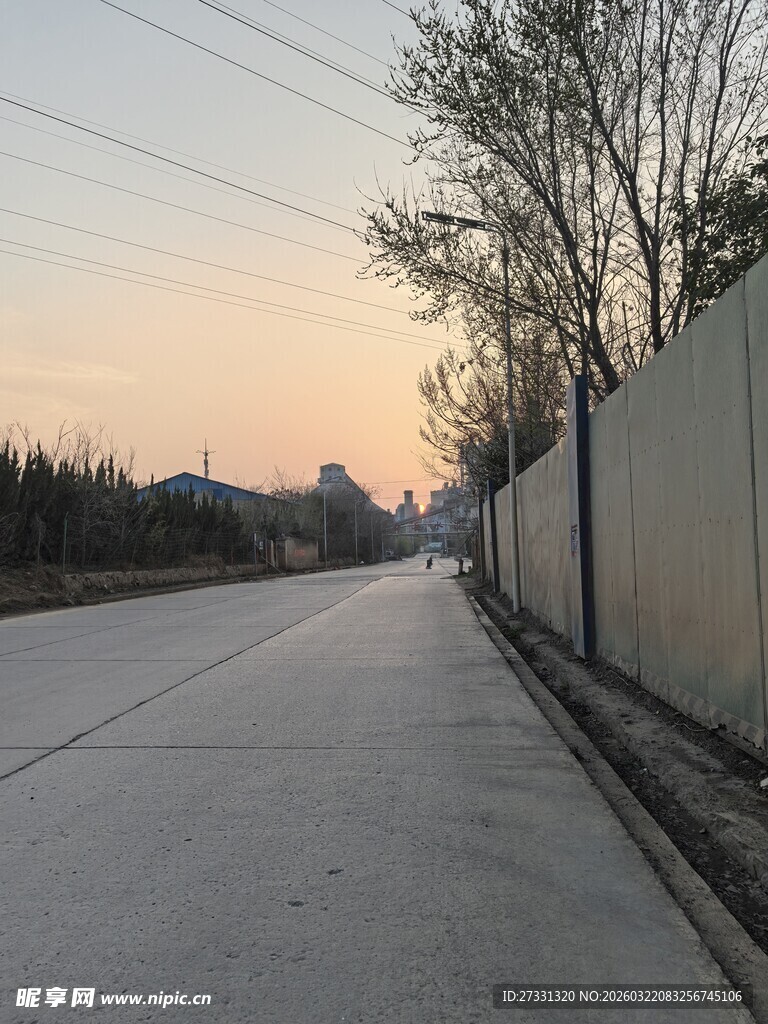 黄昏时的空旷道路与围栏
