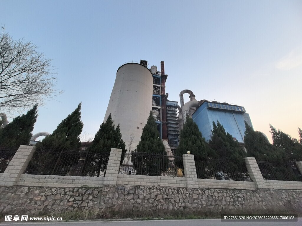 工业设施旁的绿植景观