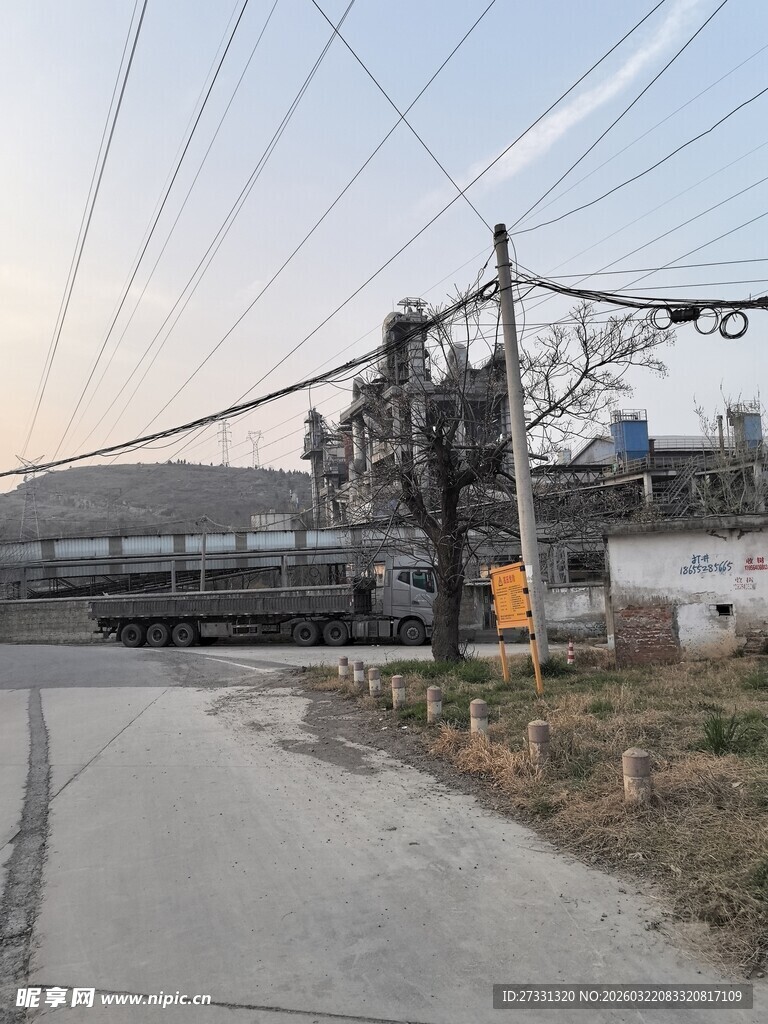 铁路道口设施与周边景象