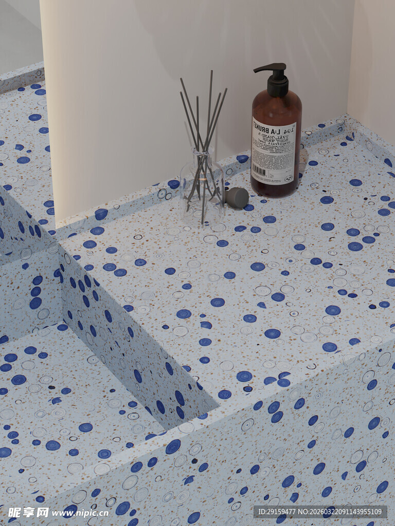 蓝白斑点瓷砖洗手台角落