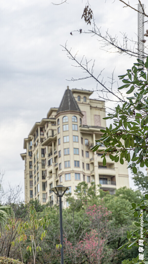 高层住宅掩映于绿树间
