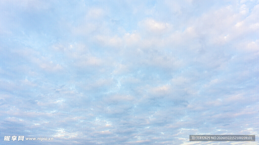 梦幻蓝色天空云朵景色