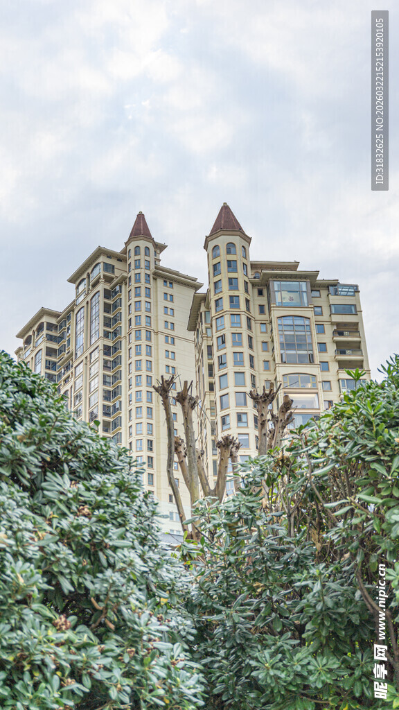 绿树环绕的高层住宅