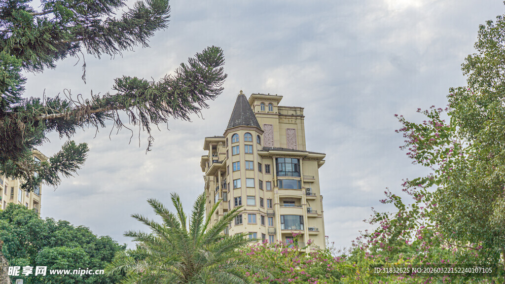 绿树环绕中的欧式风格建筑