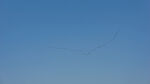 蓝天中飞翔的细长轨迹