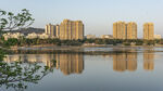 湖畔城市风光倒影美景