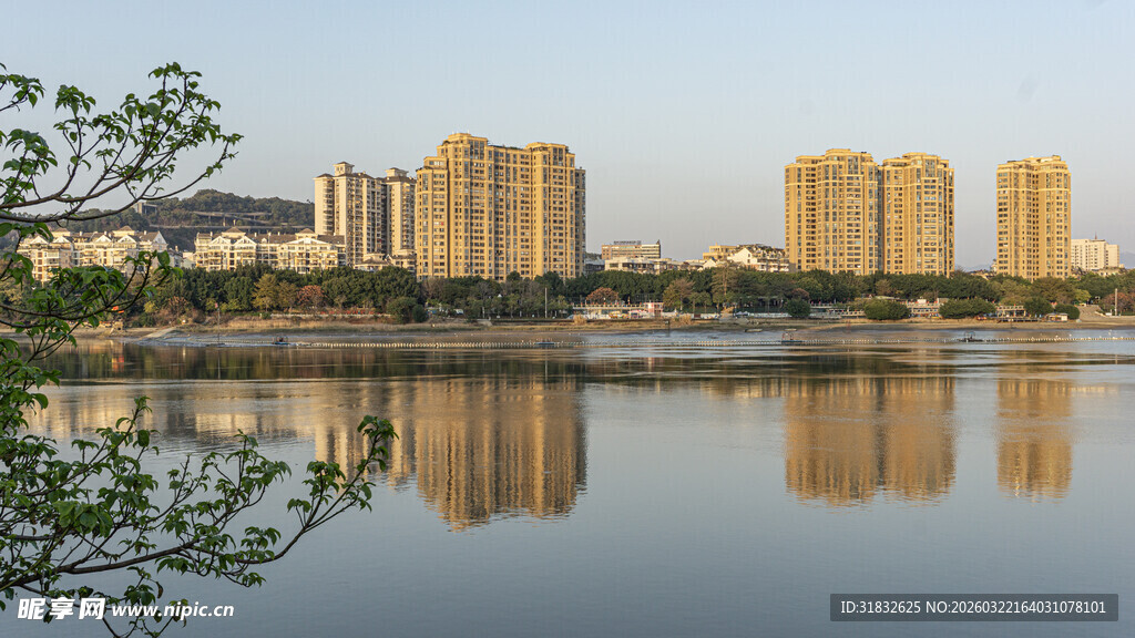 湖畔城市风光倒影美景