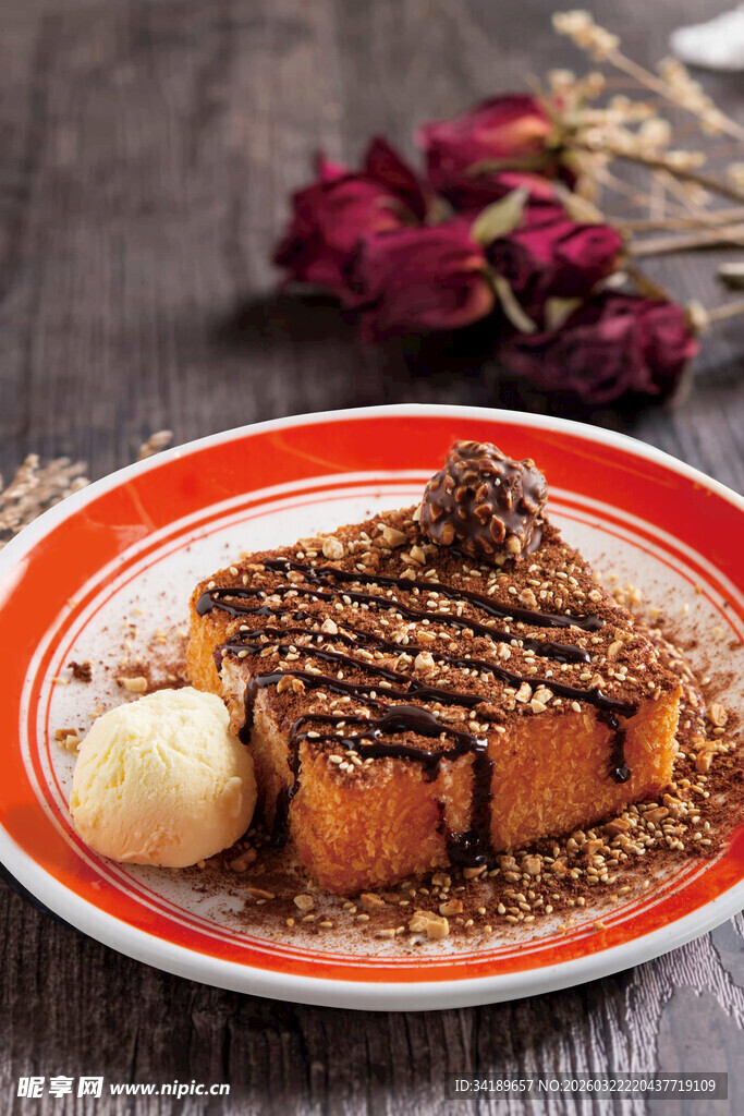 焦糖巧克力蛋糕配冰淇淋
