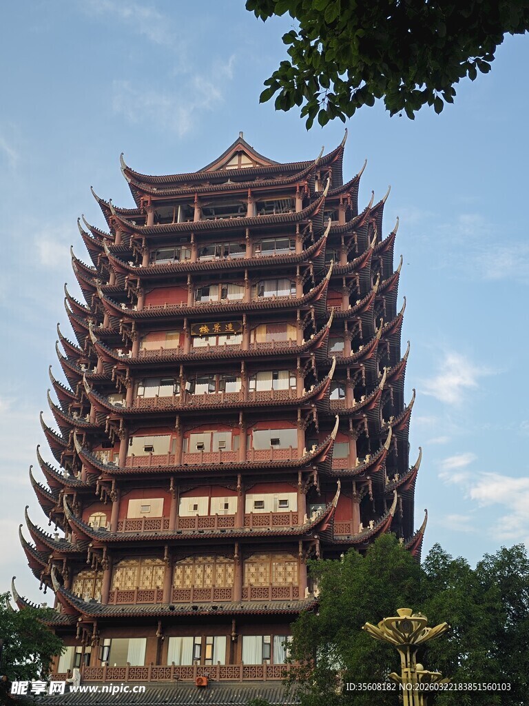 古风塔楼矗立蓝天白云间