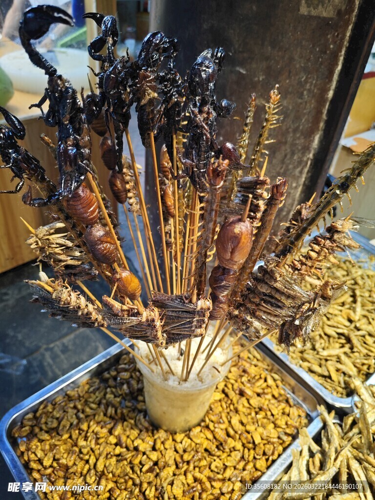 烤昆虫香气诱人的美味