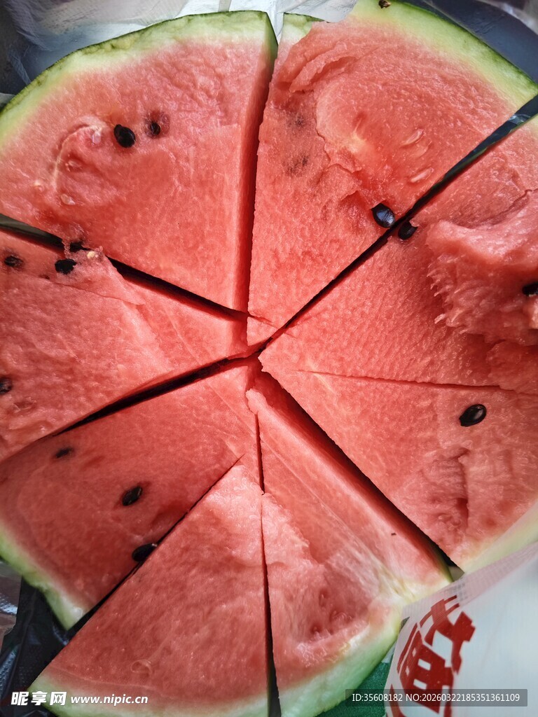 切开的多汁西瓜