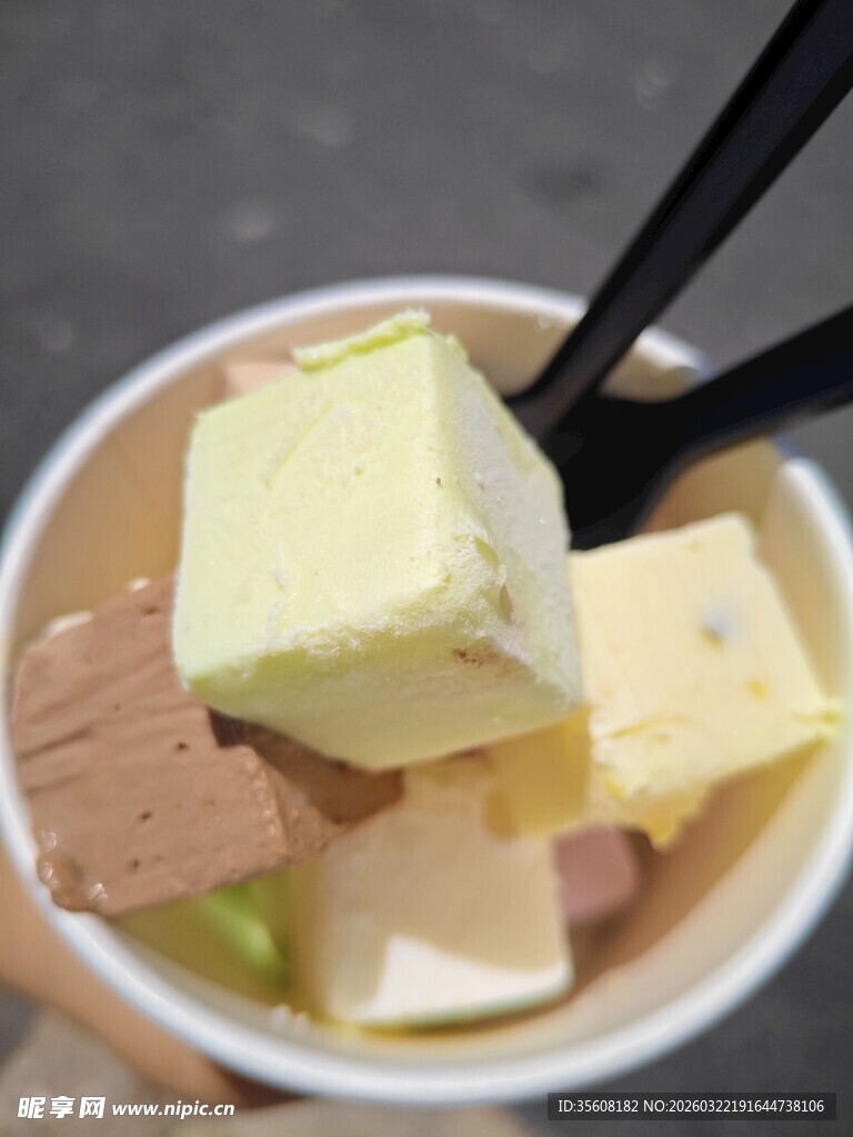 多彩方块状炒酸奶