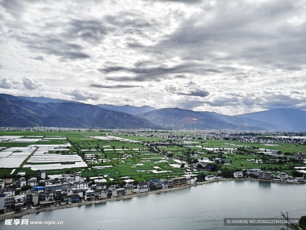 湖畔城镇与远山云雾美景